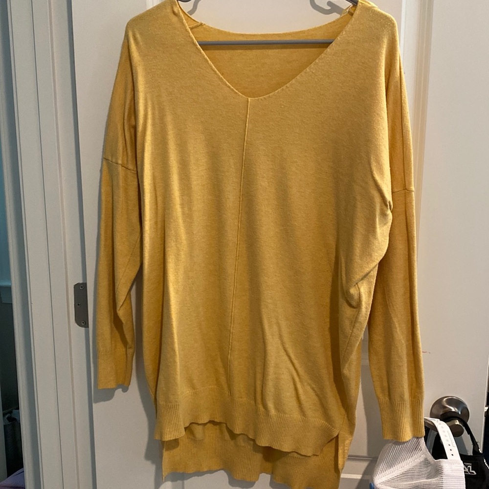 Yellow tunic sweater. Size M/L.